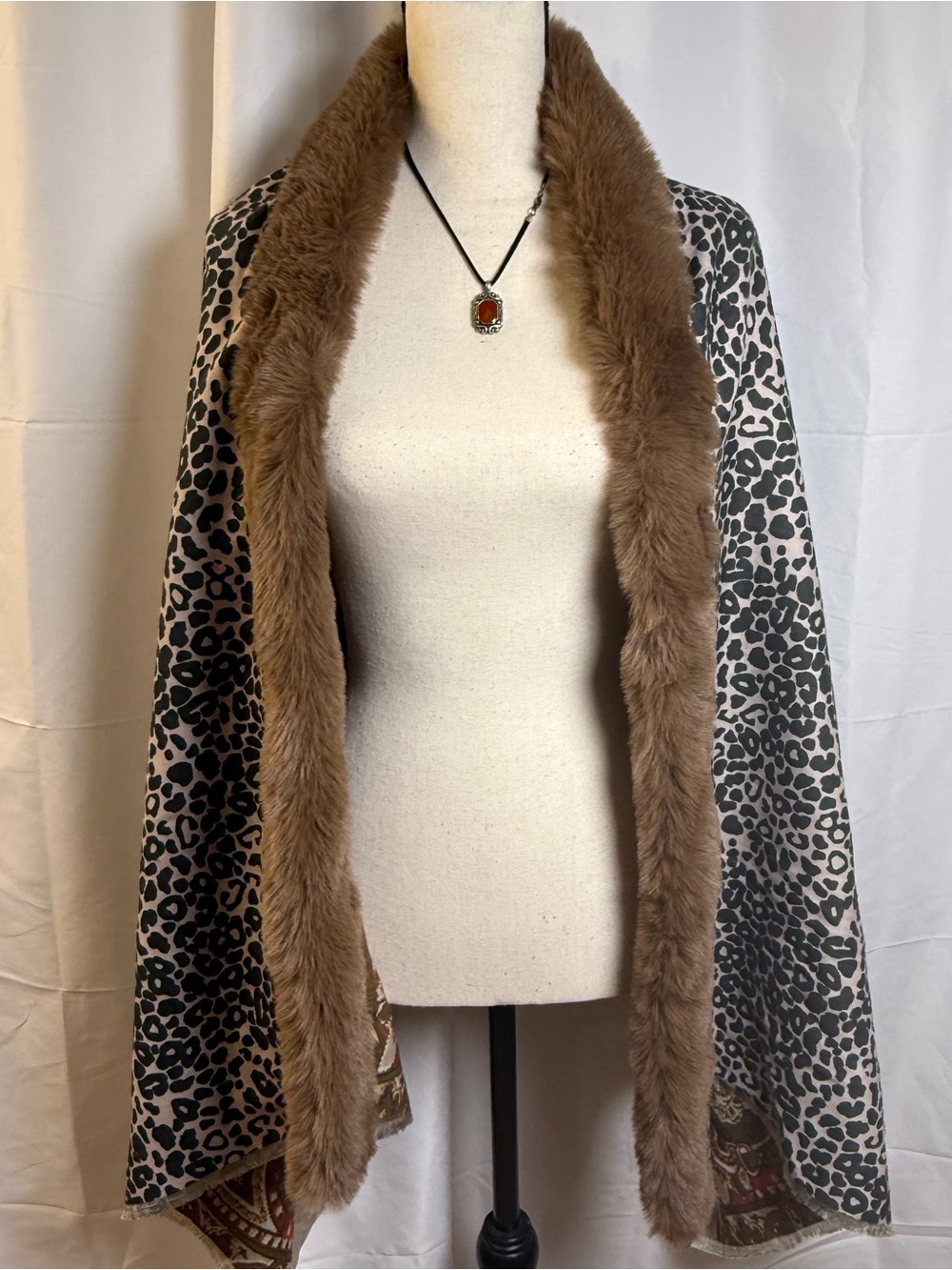 NWT La Fiorentina l Wrap w/ Fur Trim Reversible Leopard Chain Print One Size